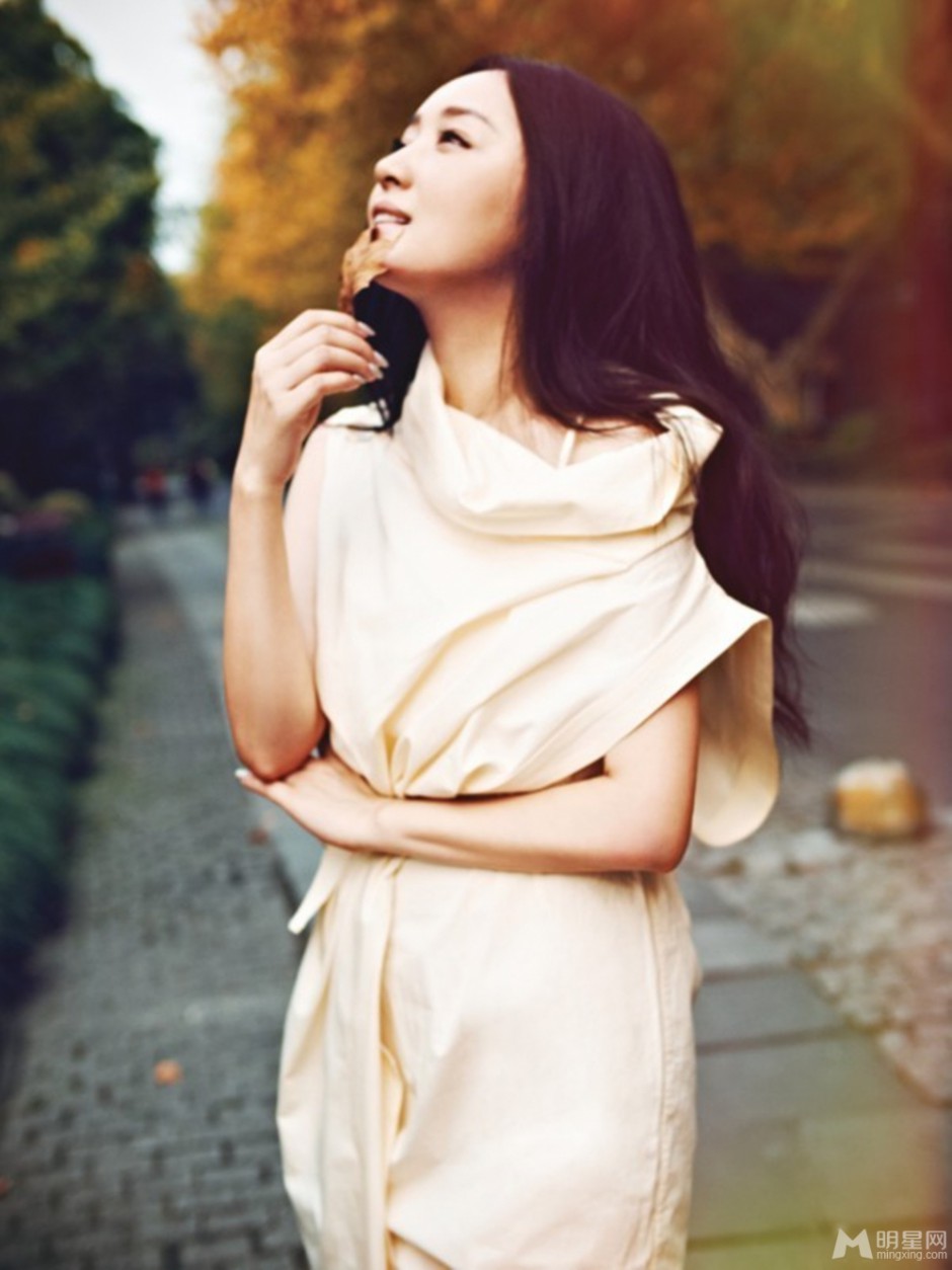 杨钰莹散发小清新文艺范写真
