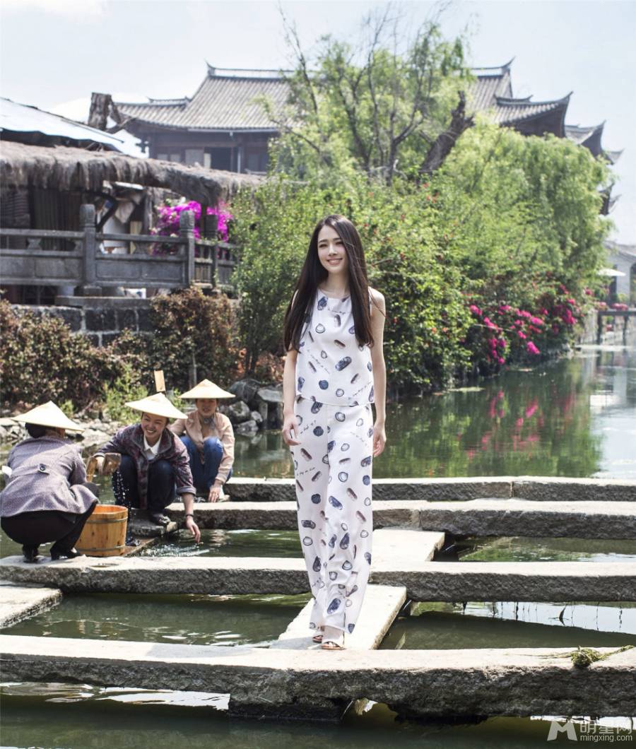 郭碧婷游走小巷美不胜收组图