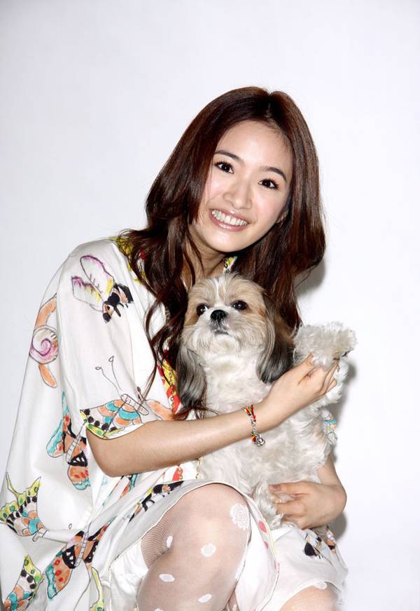 女明星林依晨携爱犬拍摄可爱纯美写真