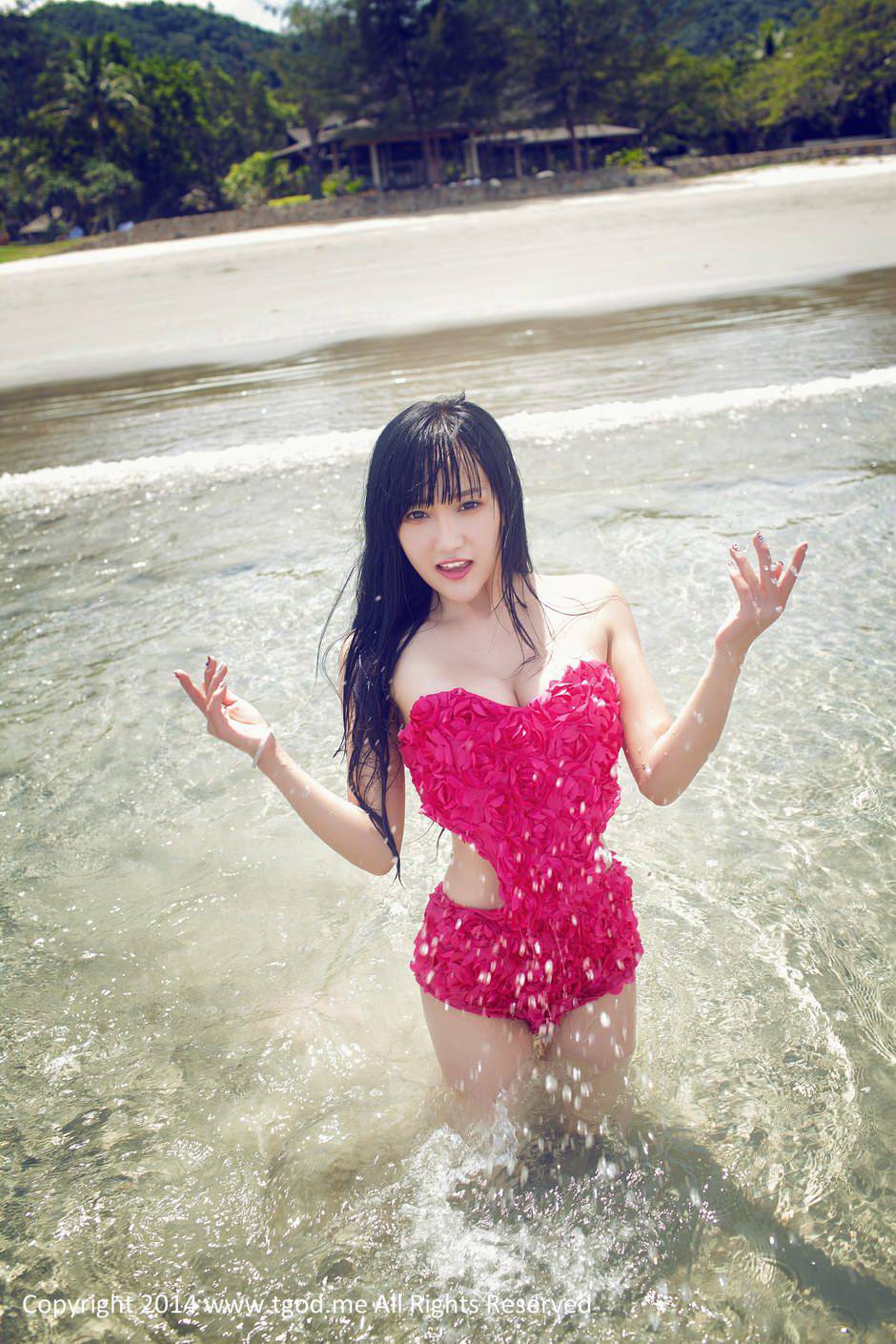 比基尼泳衣女郎杨上萱海边写真