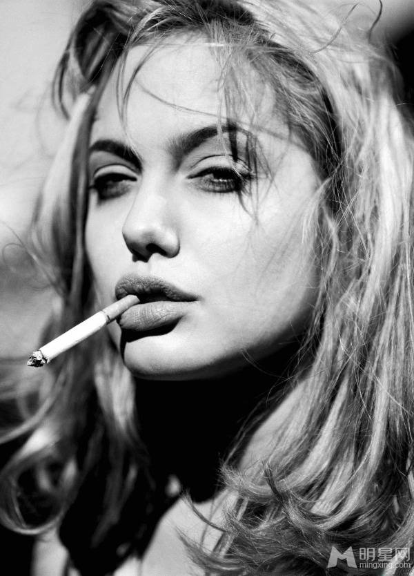安吉丽娜·朱莉香烟缭绕尽显独特魅力风情
