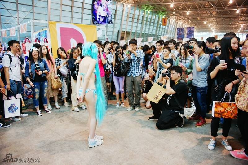 初音条纹内衣cosplay图片