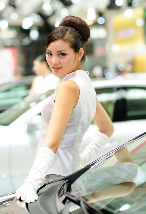 车展上的白衣模特女性成熟魅力组图