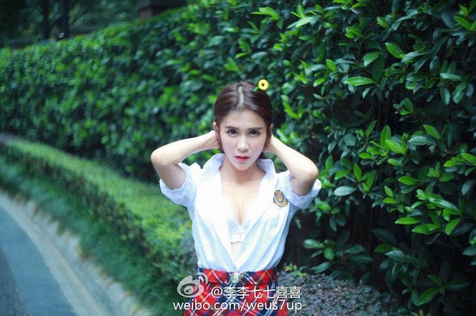 模特李七喜微博晒性感写真引轰动