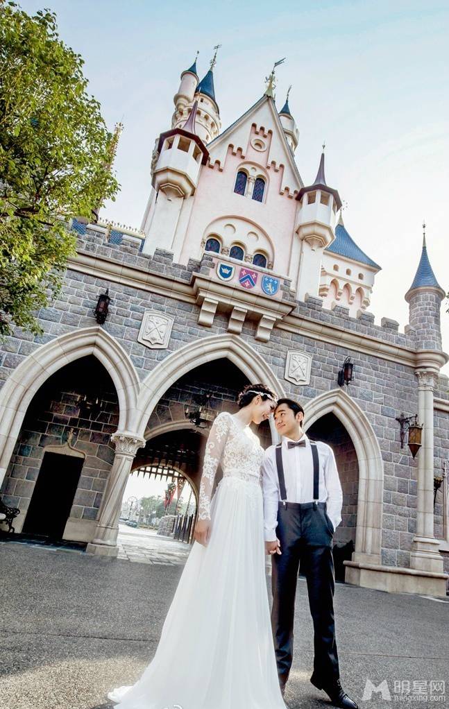王祖蓝李亚男夫妇童话城堡浪漫婚纱照