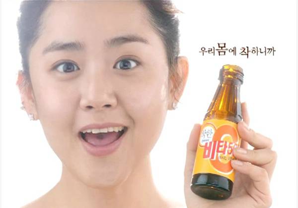 韩国女艺人文瑾莹笑容甜美代言广告照