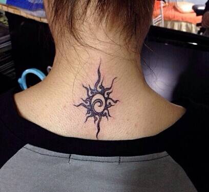 可爱女生后背太阳图腾纹身图案