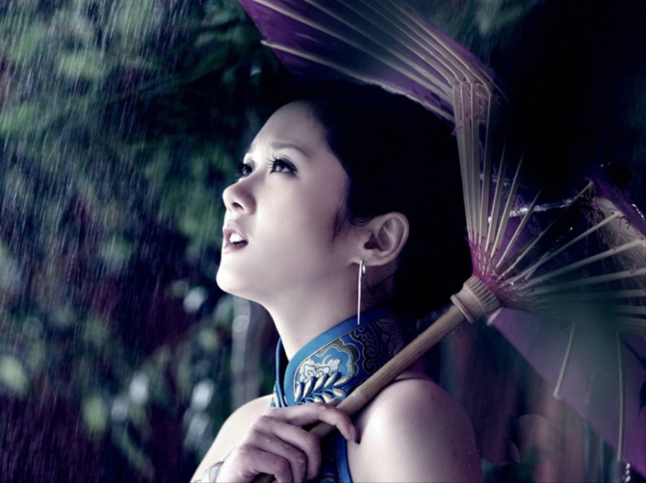 韩国女明星张娜拉花伞旗袍复古写真