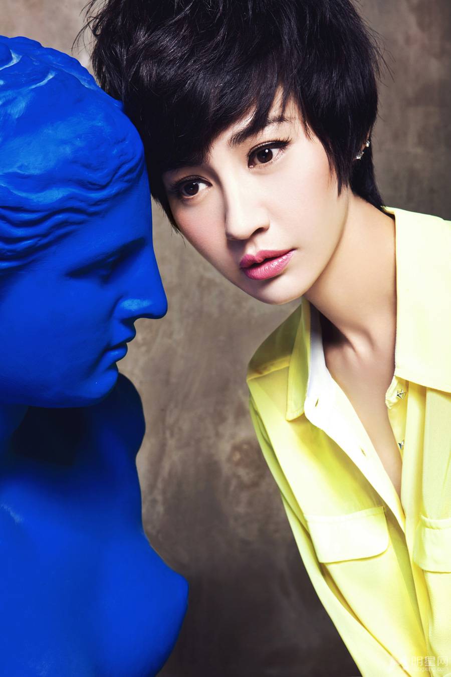 杨雪短发造型散发轻熟女气质