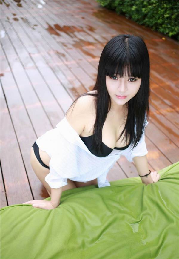 极品美女泳池清凉性感写真