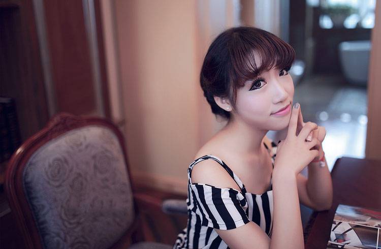 美丽的性感少妇浓妆迷倒众人
