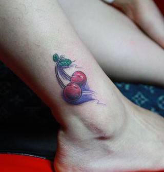 小巧个性的樱桃腿部女纹身图案