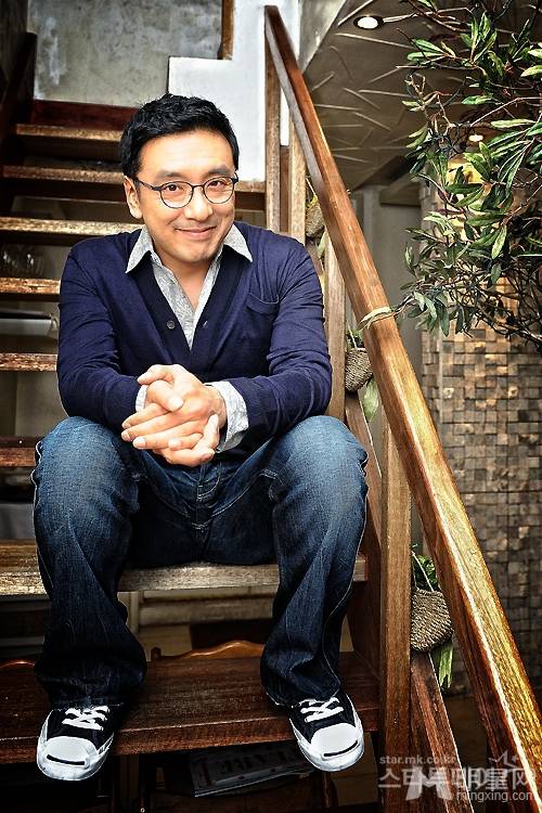 韩国大叔明星金承佑展现成熟男人魅力