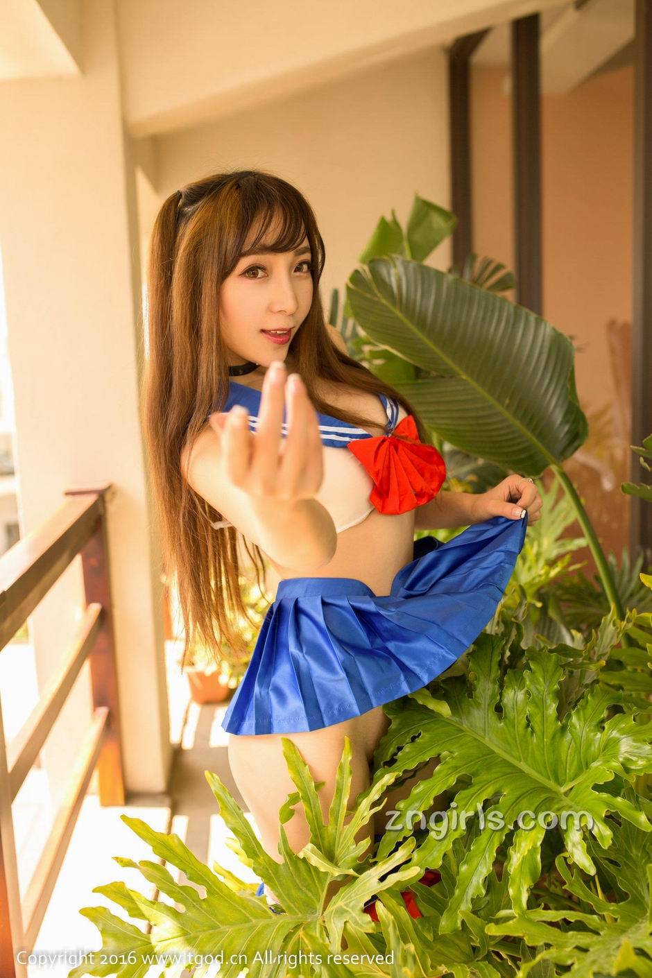 超短裙学生装美女黄歆苑长腿翘臀笑容迷人