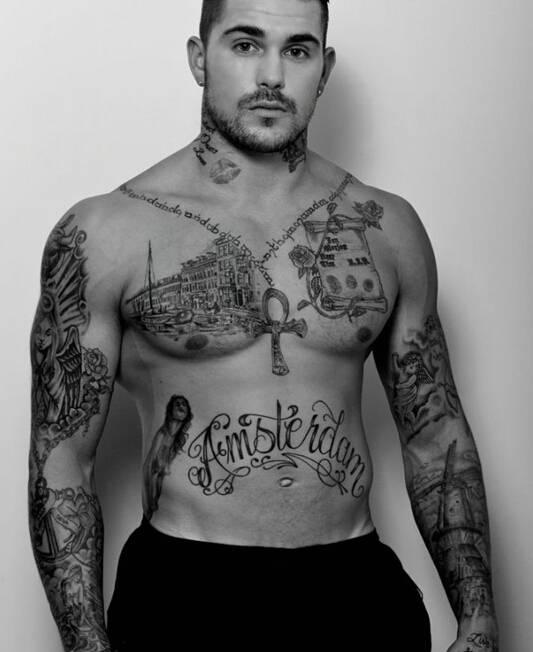 性感型男时尚彩绘纹身刺青