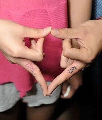 情侣手指唯美英文小字母纹身图