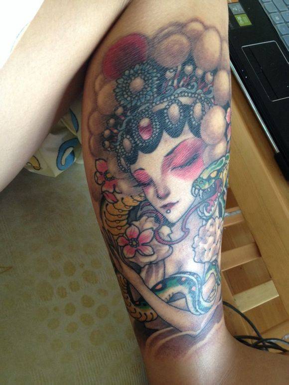 腿部妩媚迷人花旦纹身图片