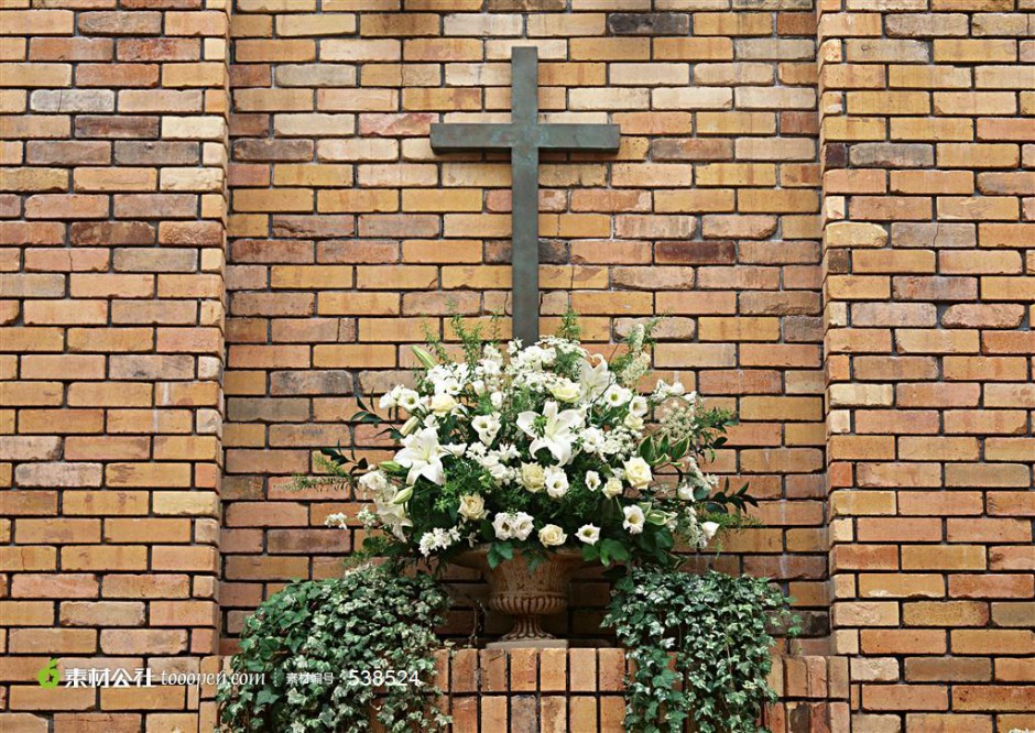神圣十字架下的植物花卉图片