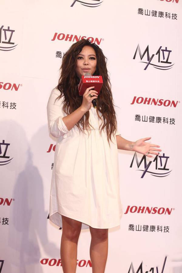 张惠妹白裙自信现身发布会组图