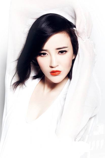 中国女演员刘雨欣白衣红唇诱人写真照