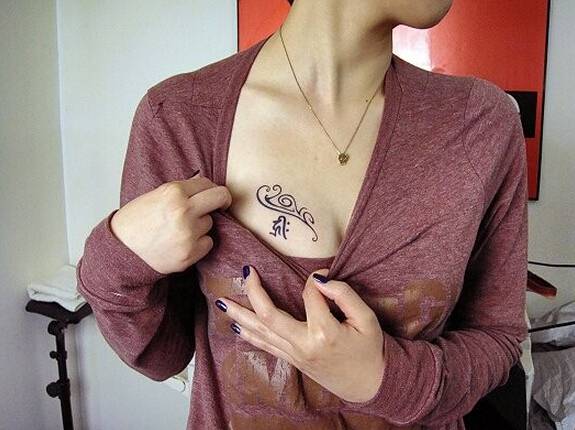 女生胸部神秘梵文图腾纹身图案