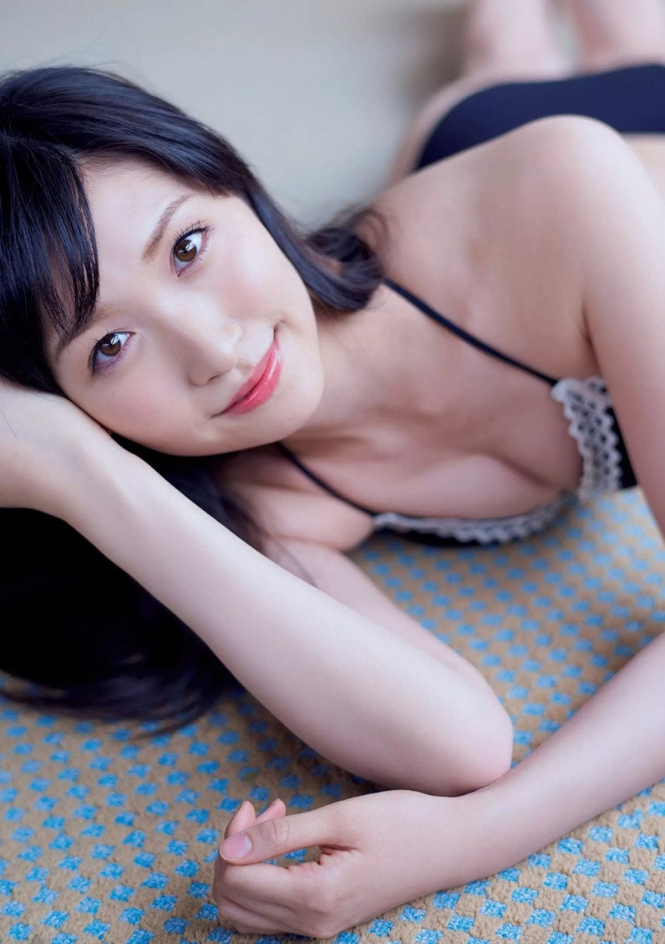 气质白皙女神美女横山琉璃香图片