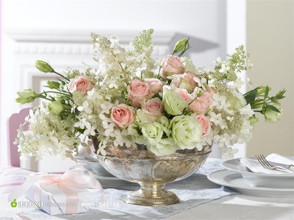 餐桌上的花束与礼物高清图片