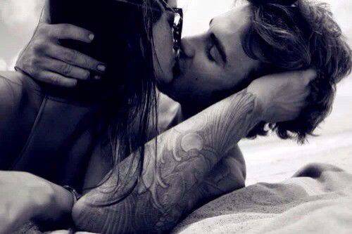 欧美范情侣甜蜜亲吻图