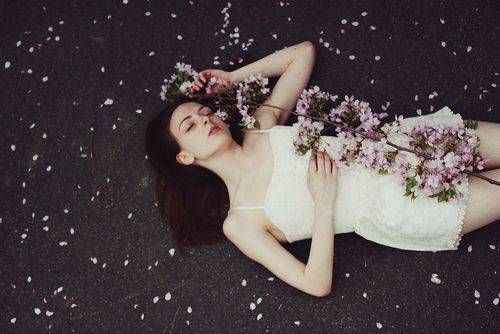 森系女生手拿花伤感图片