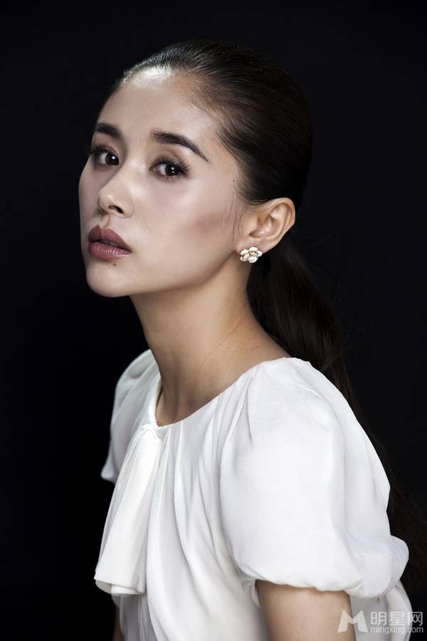 内地实力派女演员王子文清新白衫写真