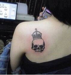 女生肩部皇冠纹身图案个性时尚