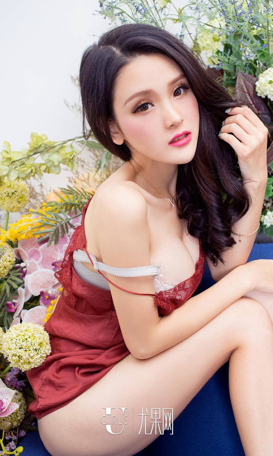 中国性感女神吕诗茗唯美花房写真