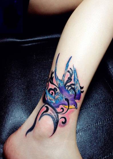 女生腿部唯美纹身图案