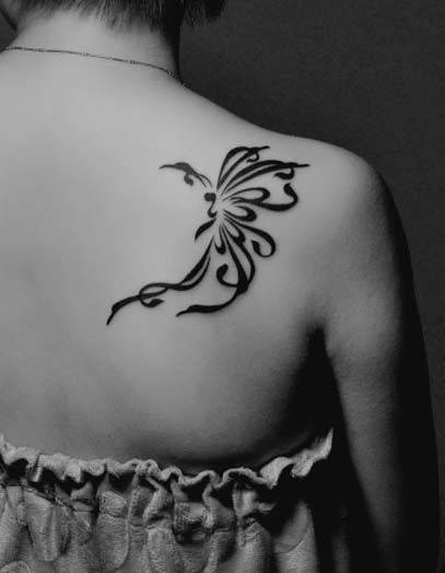 美女肩部上的蝴蝶图腾纹身图片