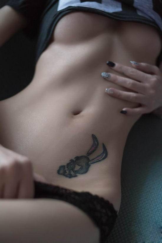 美女腰部纹身刺青图片