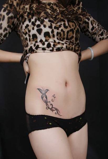 美女腰部艺术花边纹身图片