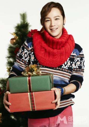 韩国男明星张根硕笑容满面圣诞写真