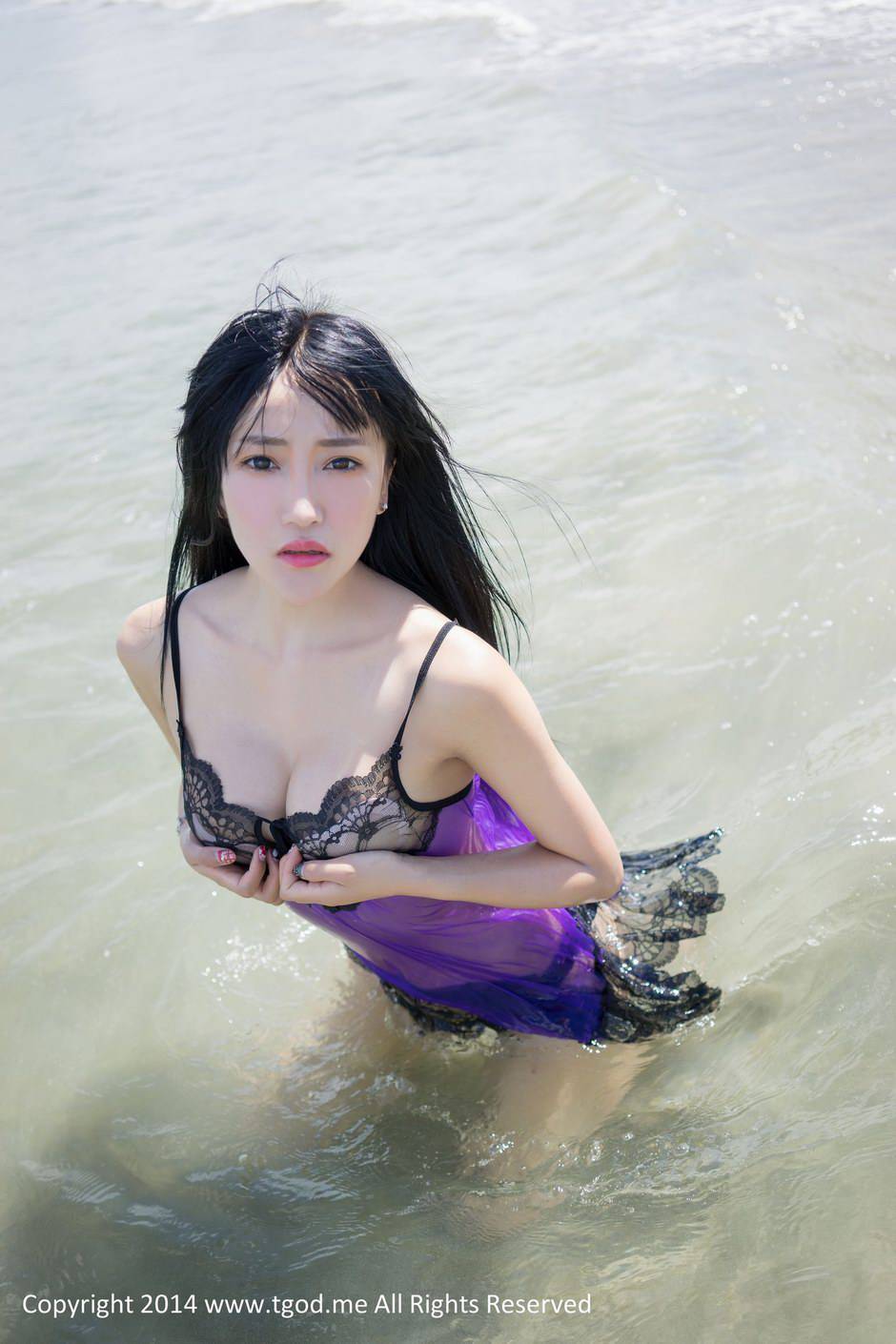 性感美女杨上萱夏日海边旅拍照