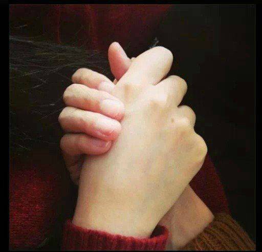 温馨而又简单手牵手情侣图片