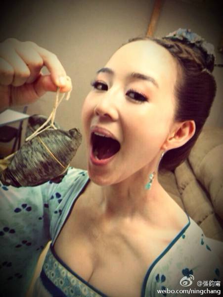 清纯气质女星张钧甯自拍生活照