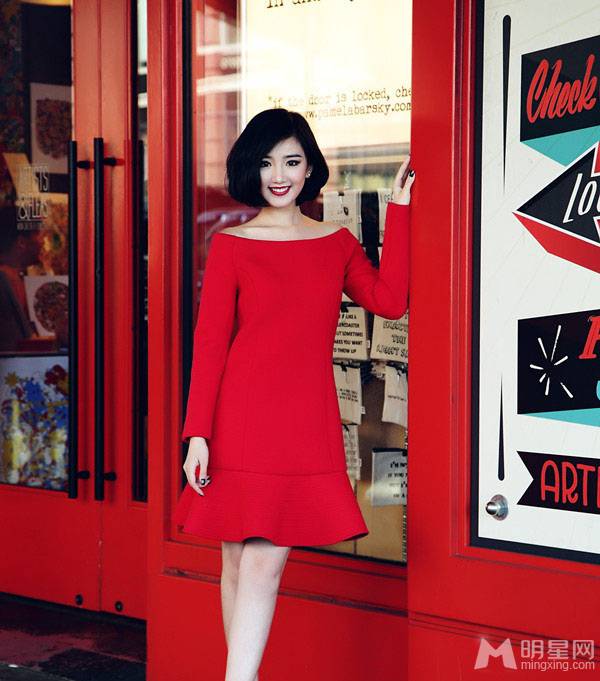 毛晓彤纽约时尚街拍 复古红裙宛若性感尤物