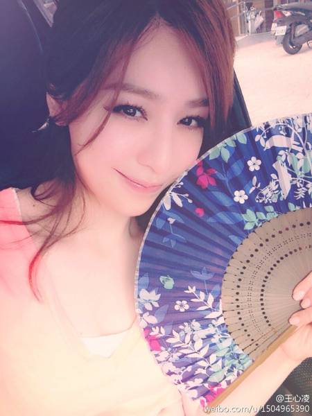 爱笑台湾女星王心凌自拍照