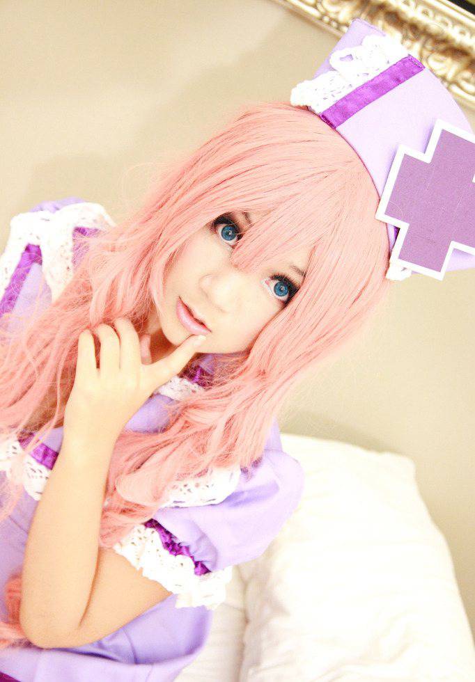 俏皮姐妹花Cosplay巡音恋色病栋秀护士装