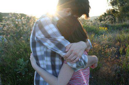 爱是累时的一个拥抱