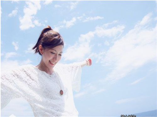 笑容甜美非主流卷发女生图片