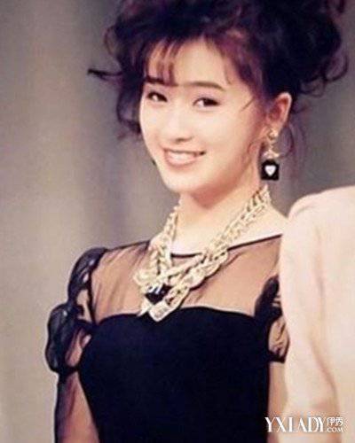 酒井法子蝴蝶纹身 个性且充满诱惑
