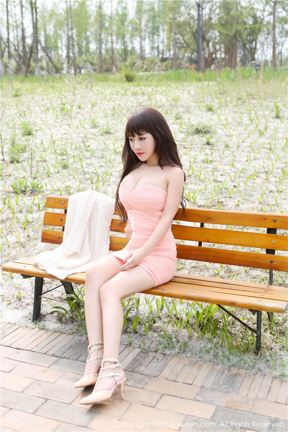 气质美女陈巧蓓大秀美胸长腿高清图片