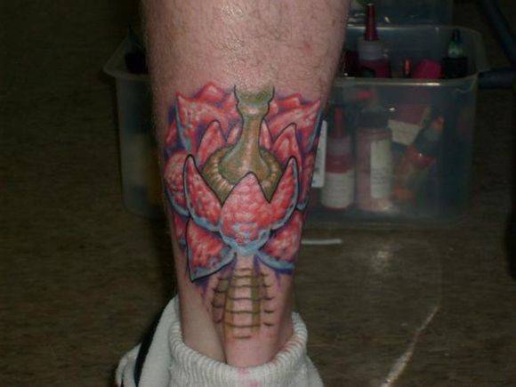 男士小腿部彩绘艺术纹身诡谲个性