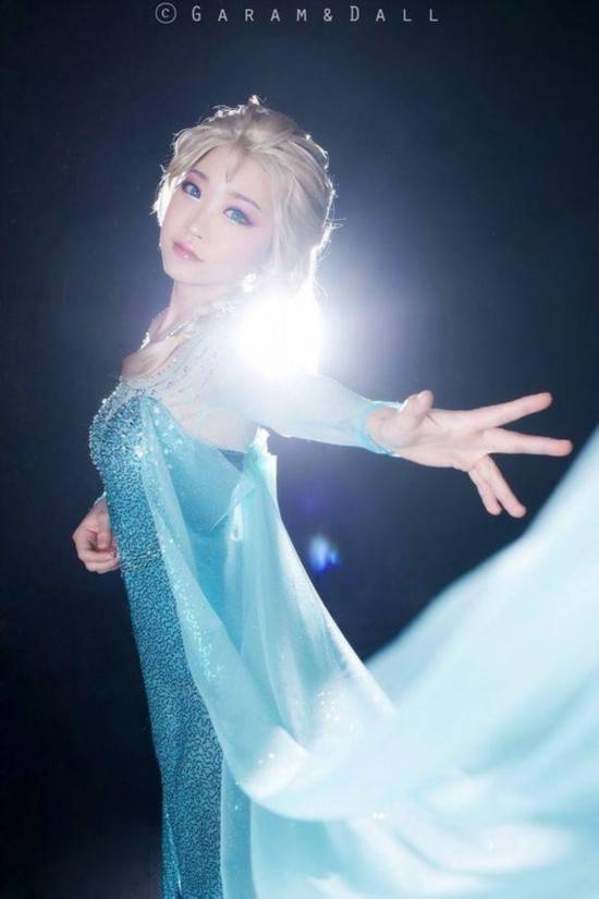 《冰雪奇缘》女主艾莎Cosplay图片欣赏