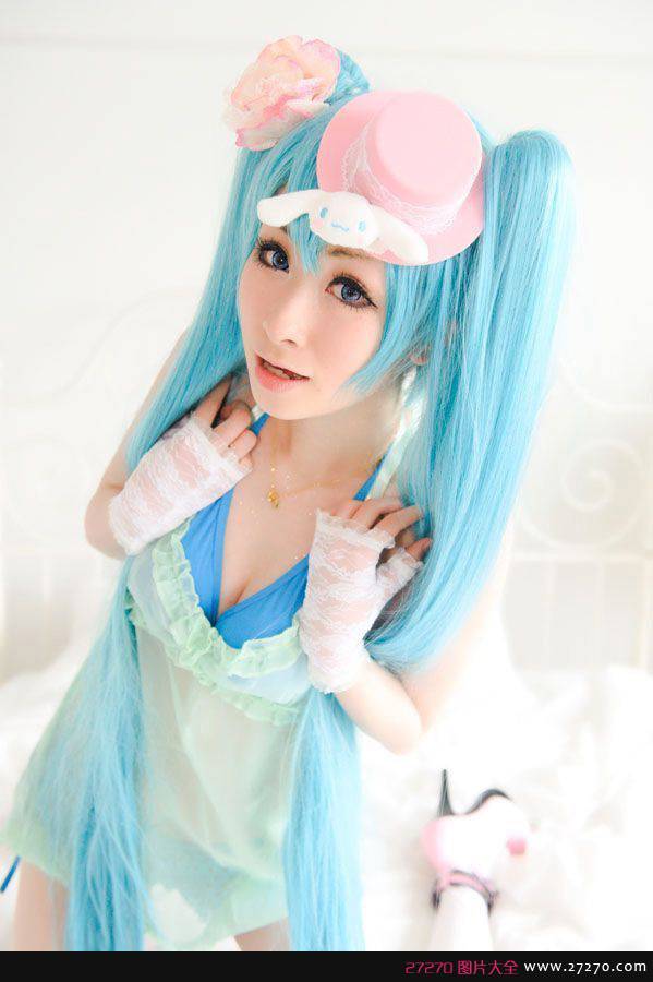 超嫩白皙的嫩嫩美女 可爱初音Cosplay